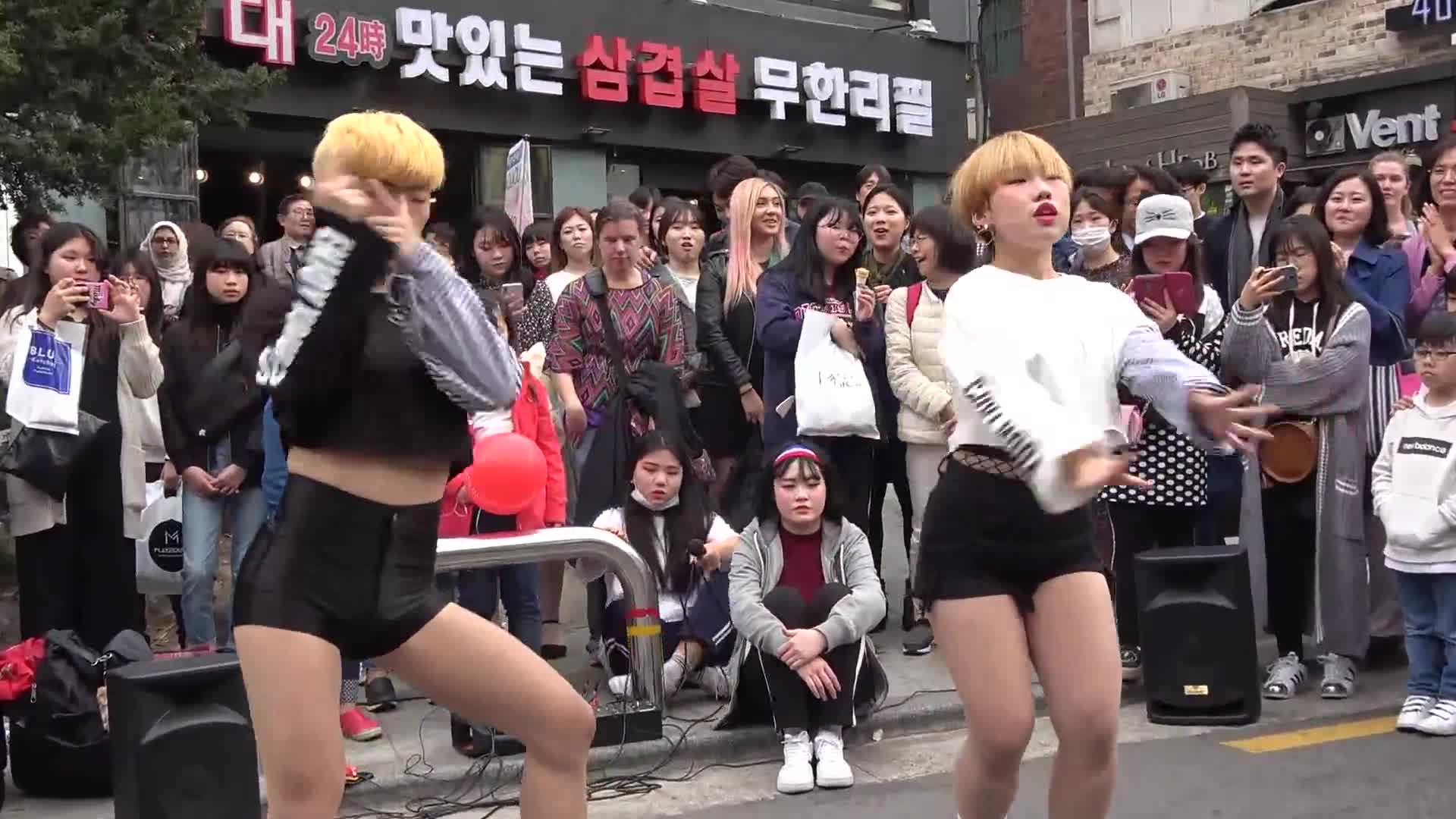댄스팀 REDCREW 레드크루 Lip & Hip – HyunA(현아) 홍대거리 Busking
