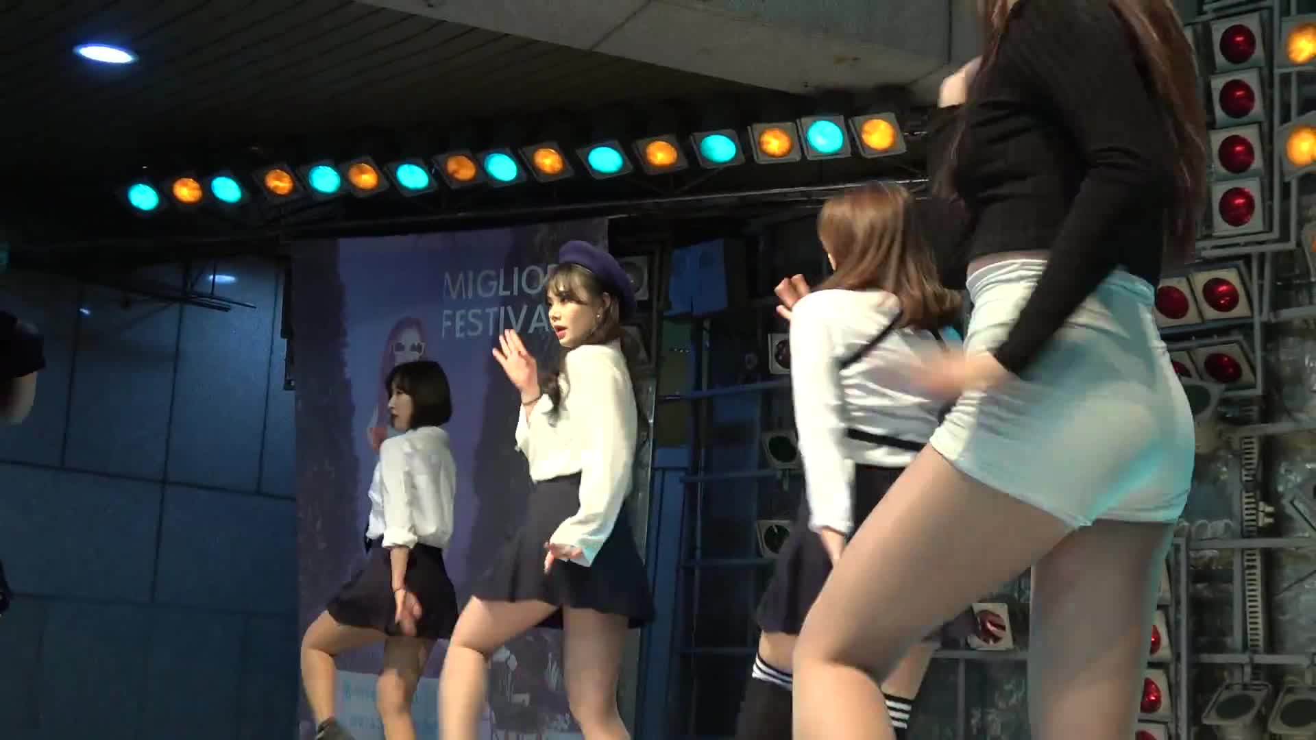 Clawsome 클라썸 여성댄스팀 (끈적끈적-헬로비너스) 동대문 밀리오레 야외무대 공연